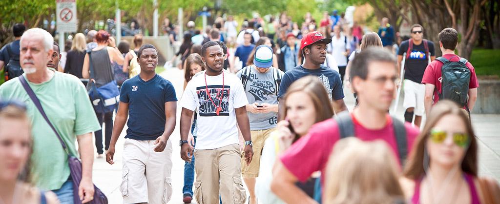 Students walking through Auraria校园